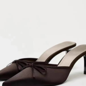 كعب دبوس بني