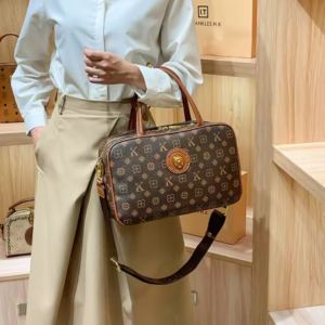 حقيبة يد نسائية ذات علامة تجارية فاخرة خفيفة 2025 حقيبة كتف جديدة ذات سعة كبيرة ومصممة بشكل عصري ومقبض كروس عتيق وملمس كبير